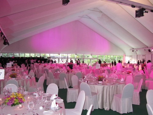 حفل زفاف في الهواء الطلق خيمة الحزب مع حجم مختلف