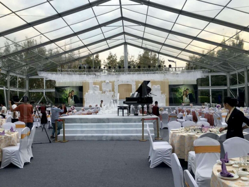 كبير خيمة الحدث واضحة لحضور حفل زفاف