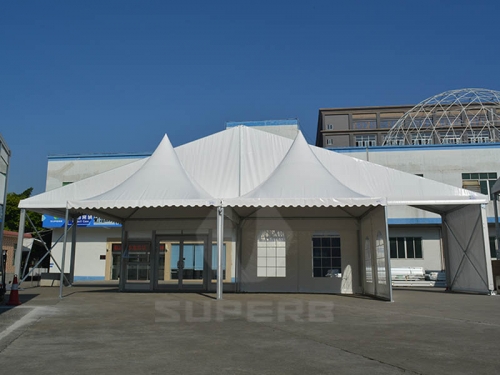 خيمة كبيرة بيضاء المظلة للحدث الرياضي