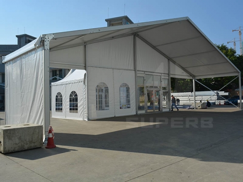 خيمة كبيرة بيضاء المظلة للحدث الرياضي